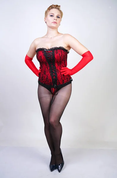 Sexy Size Frau Mit Kurzen Haaren Einem Roten Spitzenmieder Und — Stockfoto