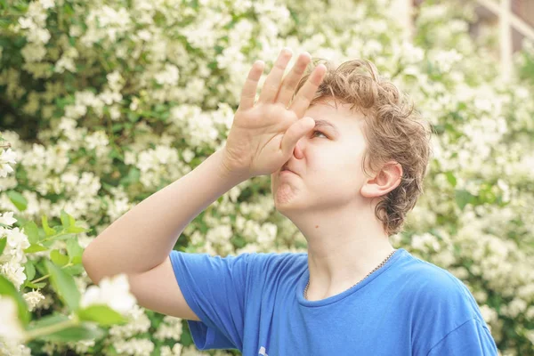 Adolescente Con Alergias Pie Una Camiseta Azul Entre Los Arbustos — Foto de Stock