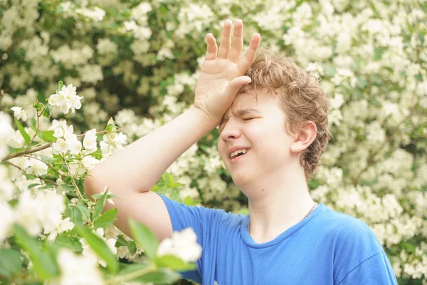 Tiener Met Allergieën Staande Een Blauw Shirt Onder Jasmijn Struiken — Stockfoto