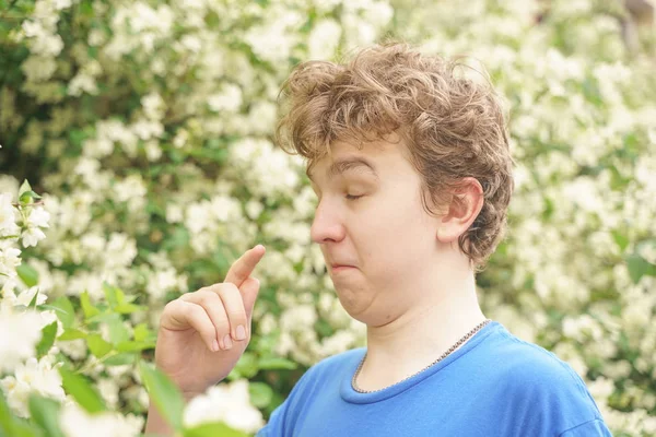 Teenager Mit Allergien Steht Blauem Shirt Zwischen Jasminsträuchern Und Leidet — Stockfoto