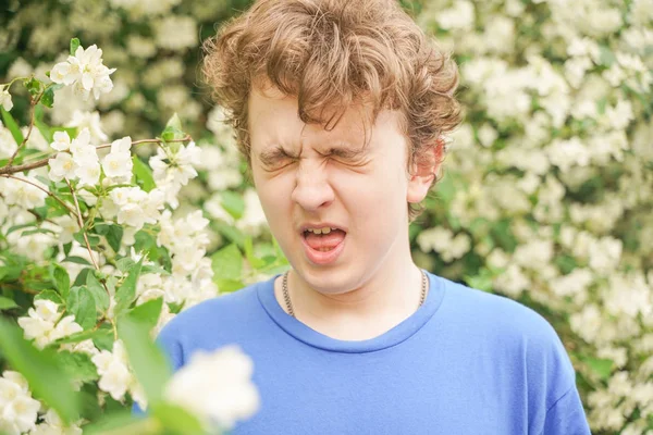 Tiener Met Allergieën Staande Een Blauw Shirt Onder Jasmijn Struiken — Stockfoto