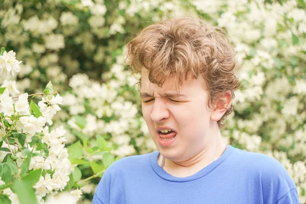 Tiener Met Allergieën Staande Een Blauw Shirt Onder Jasmijn Struiken — Stockfoto