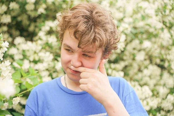 Tiener Met Allergieën Staande Een Blauw Shirt Onder Jasmijn Struiken — Stockfoto