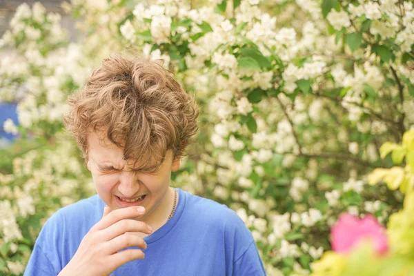 Teenager Alergiemi Které Stojí Modrém Tričku Mezi Jasmírními Keři Trpí — Stock fotografie