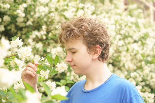 Joven Encuentra Entre Las Flores Disfruta Del Verano Floración — Foto de Stock