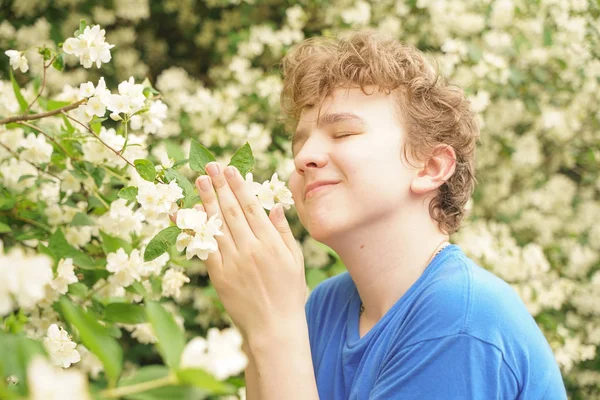 Młody Człowiek Stoi Wśród Kwiatów Cieszy Się Latem Kwitnienia — Zdjęcie stockowe