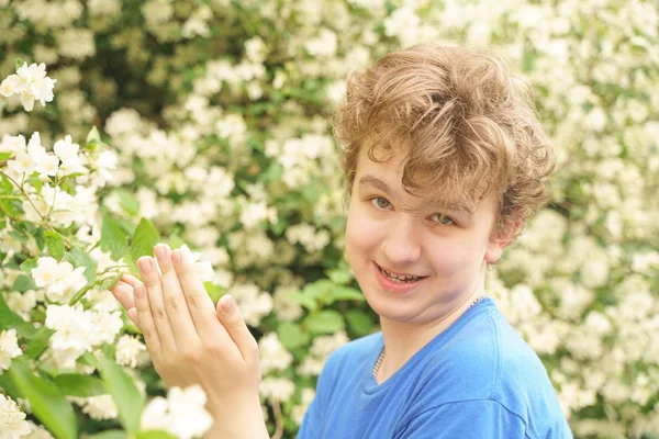 Joven Encuentra Entre Las Flores Disfruta Del Verano Floración — Foto de Stock