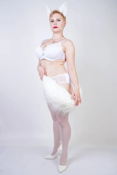 Sexy Menina Gatinho Brincalhão Com Corpo Size Lingerie Erótica Branca — Fotografia de Stock