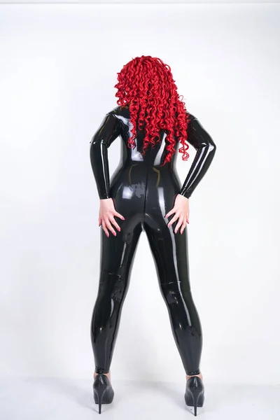 Gyönyörű Vörös Hajú Göndör Hosszú Bőr Ostorral Latex Öltöny Fehér — Stock Fotó