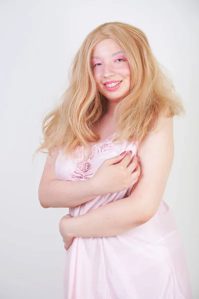 Charmerende Size Blonde Asiatiske Pige Pink Smuk Silke Natkjole Stående - Stock-foto