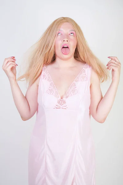 Pěkná Kosplayová Dívka Zobrazující Ahegao Obličej Bílém Studiovém Pozadí — Stock fotografie