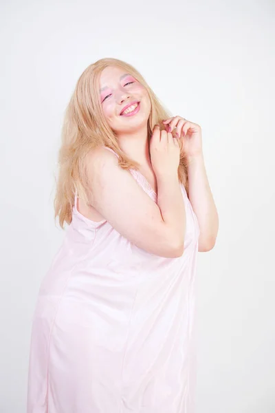매력적인 플러스 금발의 아시아 스튜디오 통통한 매력적인 여자에 귀여운 드레스 — 스톡 사진