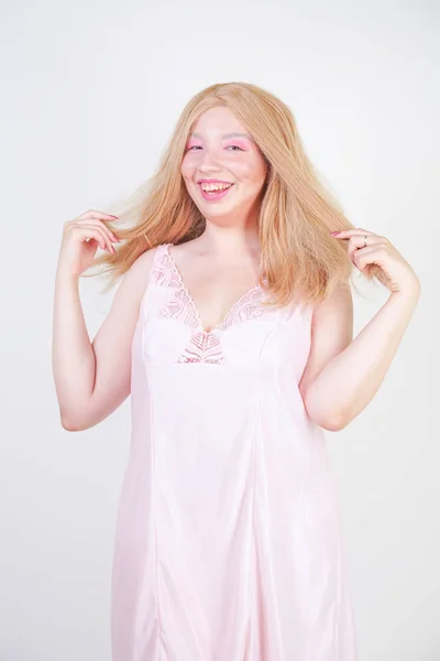Обаятельная Блондинка Size Девушка Розовом Довольно Шелковом Ночном Платье Стоящая — стоковое фото