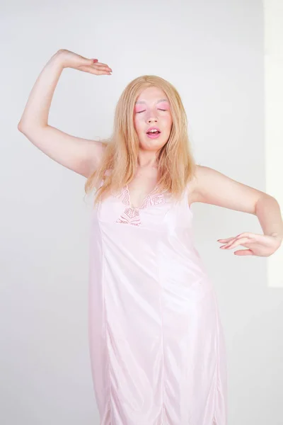 Charmante Mollige Blonde Mädchen Rosa Hübsches Nachthemd Stretch Hände Auf — Stockfoto