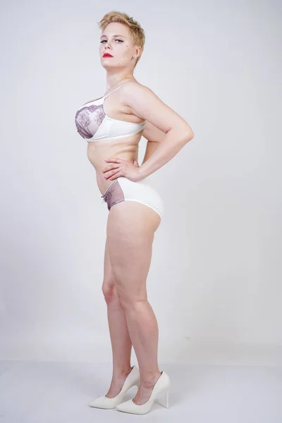 Affascinante Giovane Donna Con Capelli Corti Biondi Corpo Sinuoso Posa — Foto Stock