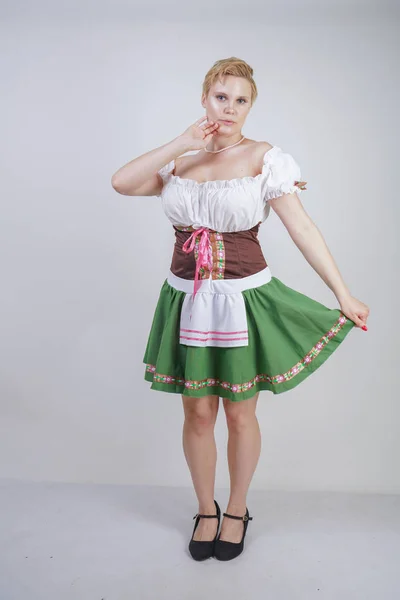 Nettes Size Mädchen Mit Kurzhaarschnitt Und Großen Brüsten Bayerischer Tracht — Stockfoto