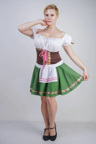 Nettes Size Mädchen Mit Kurzhaarschnitt Und Großen Brüsten Bayerischer Tracht — Stockfoto