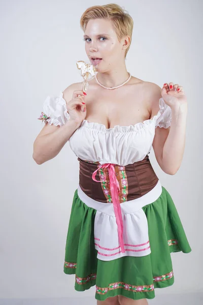 Nettes Size Mädchen Mit Kurzhaarschnitt Und Großen Brüsten Bayerischer Tracht — Stockfoto