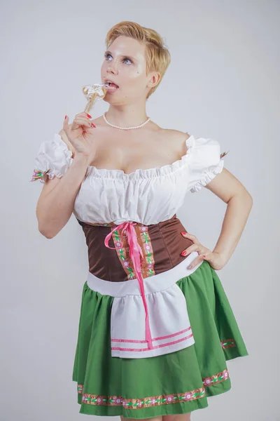 Roztomilá Velikostní Dívka Krátkým Účesem Velkými Ňadry Oblečenou Národních Bavorských — Stock fotografie