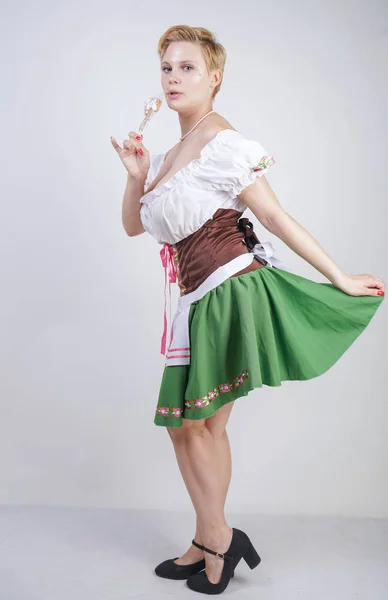 Nettes Size Mädchen Mit Kurzhaarschnitt Und Großen Brüsten Bayerischer Tracht — Stockfoto