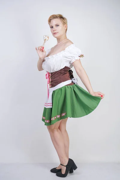 Nettes Size Mädchen Mit Kurzhaarschnitt Und Großen Brüsten Bayerischer Tracht — Stockfoto