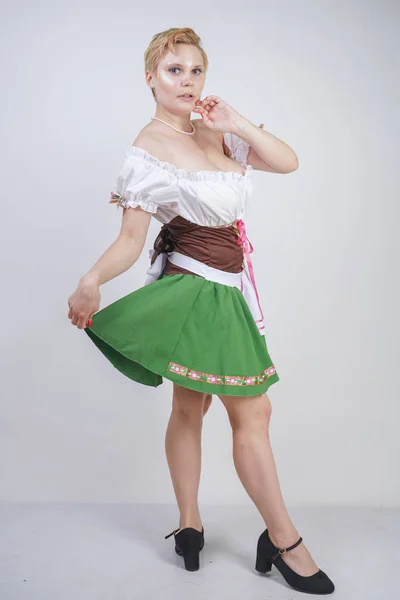 Nettes Size Mädchen Mit Kurzhaarschnitt Und Großen Brüsten Bayerischer Tracht — Stockfoto