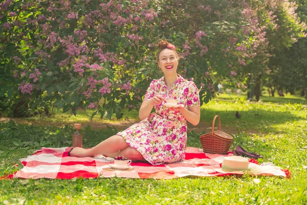 Rozkošně Okouzlující Růžovou Dívku Letních Šatech Šešenou Přikrývku Parku Keřů — Stock fotografie