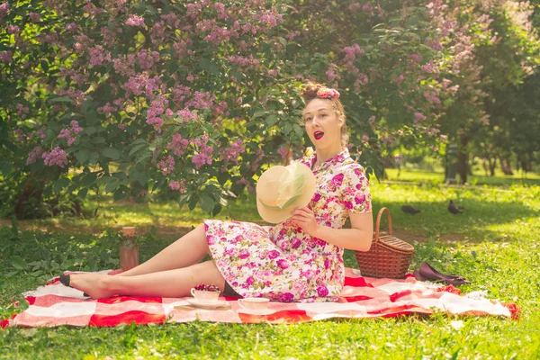 Rozkošně Okouzlující Růžovou Dívku Letních Šatech Šešenou Přikrývku Parku Keřů — Stock fotografie