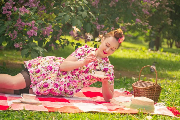 Älskling Charmig Pinup Flicka Sommarklänning Rutig Filt Parken Nära Buskar — Stockfoto