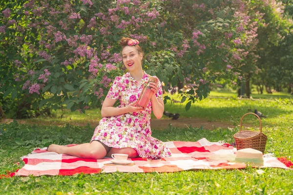 在丁香的灌木丛附近的公园里 穿着夏装的甜心迷人的小女孩独自享受着生活和休闲 相当快乐的白种女人在草地上 — 图库照片