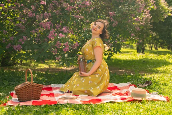 Niedliche Size Kaukasische Mädchen Einem Netten Gelben Vintage Kleid Und — Stockfoto