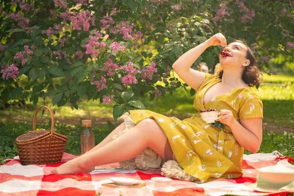 Niedliche Size Kaukasische Mädchen Einem Netten Gelben Vintage Kleid Und — Stockfoto