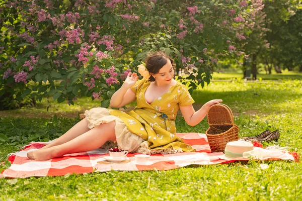 Niedliche Size Kaukasische Mädchen Einem Netten Gelben Vintage Kleid Und — Stockfoto