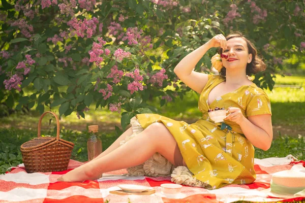 Niedliche Size Kaukasische Mädchen Einem Netten Gelben Vintage Kleid Und — Stockfoto