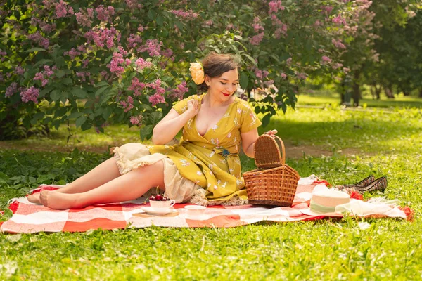 Mignonne Fille Caucasienne Taille Portant Une Jolie Robe Jaune Vintage — Photo