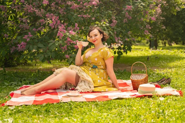 Niedliche Size Kaukasische Mädchen Einem Netten Gelben Vintage Kleid Und — Stockfoto