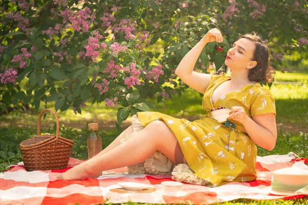 Carino Size Ragazza Caucasica Indossa Abito Giallo Vintage Carino Godersi — Foto Stock