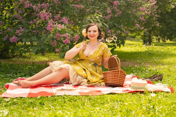 Linda Chica Caucásica Tamaño Grande Con Lindo Vestido Amarillo Vintage — Foto de Stock