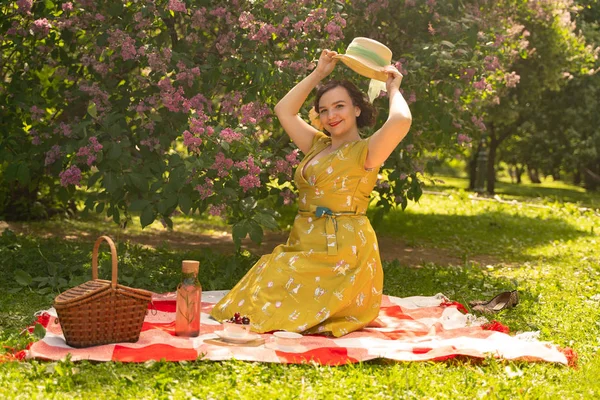 Mignonne Fille Caucasienne Taille Portant Une Jolie Robe Jaune Vintage — Photo