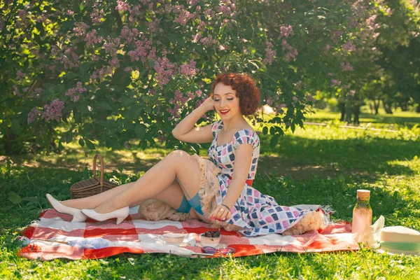 Rödhårig Lycklig Pin Flicka Vintage Sommarklänning Och Klassiska Strumpor Med — Stockfoto