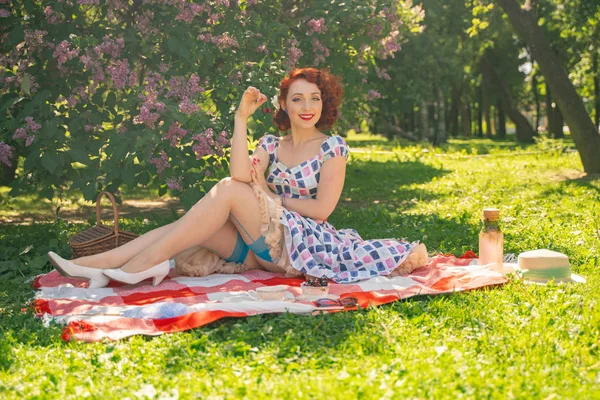 Rödhårig Lycklig Pin Flicka Vintage Sommarklänning Och Klassiska Strumpor Med — Stockfoto