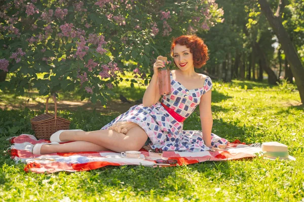 Rothaarige Fröhliche Pin Girl Vintage Sommerkleid Und Klassischen Strümpfen Mit — Stockfoto