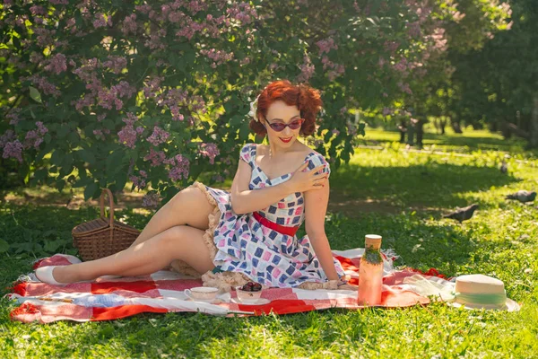 Rothaarige Fröhliche Pin Girl Vintage Sommerkleid Und Klassischen Strümpfen Mit — Stockfoto