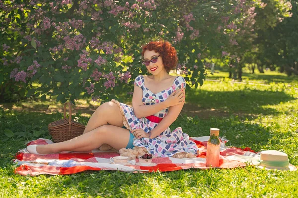 Rothaarige Fröhliche Pin Girl Vintage Sommerkleid Und Klassischen Strümpfen Mit — Stockfoto