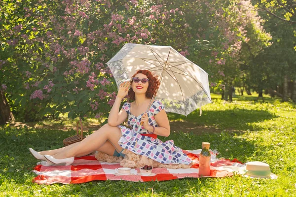 Rödhårig Pretty Pinup Kvinna Vintage Sommarklänning Och Klassiska Strumpor Med — Stockfoto