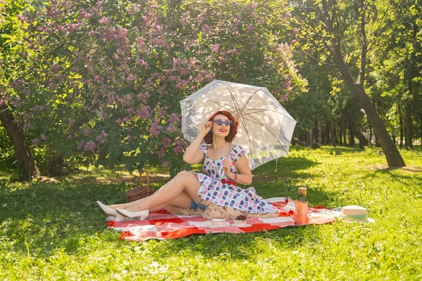 Rothaarige Hübsche Pinup Frau Vintage Sommerkleid Und Klassischen Strümpfen Mit — Stockfoto