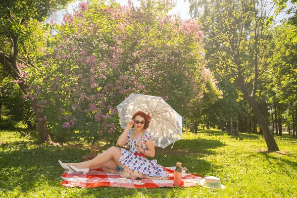 Rothaarige Hübsche Pinup Frau Vintage Sommerkleid Und Klassischen Strümpfen Mit — Stockfoto