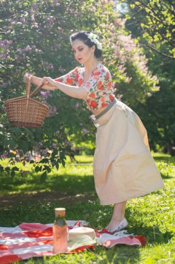 büyüleyici bir esmer genç kız tek başına yeşil yaz çim bir dinlenme ve piknik sahiptir. güzel kadın bir tatil var ve doğa üzerinde boş harcamak.