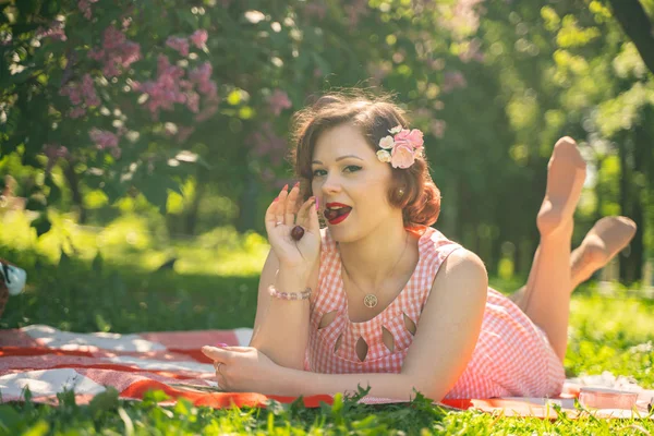 Charmante Pinup Girl Genießt Eine Pause Und Ein Picknick Auf — Stockfoto