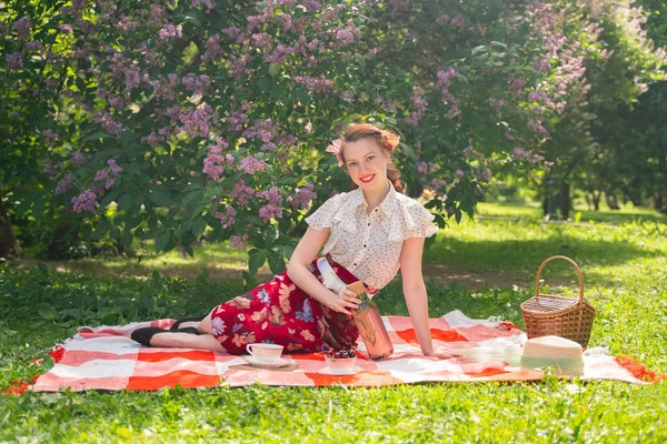 Jolie Jeune Pin Fille Reposer Sur Nature Heureux Mince Jeune — Photo